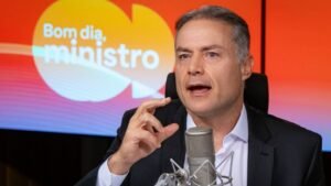 piso mínimo frete brasil,fiscalização fretes antt,medida provisória transporte cargas,renan filho transportes,caminhoneiros autônomos brasil,transporte rodoviário cargas brasil,ciot frete obrigatório,regulação transporte brasil,multas transporte cargas,logística brasileira frete,governança setor transporte,valorização caminhoneiros brasil,controle fretes digital,economia transporte cargas,regras frete brasil