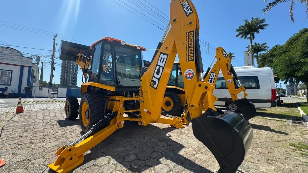 retroescavadeiras Penha SC,Prefeitura de Penha obras,investimento infraestrutura Penha,Secretaria de Obras Penha SC,maquinário pesado município,obras públicas Santa Catarina,emenda parlamentar Penha,modernização frota municipal,serviços urbanos Penha,gestão pública infraestrutura,desenvolvimento urbano Penha,equipamentos obras públicas SC,investimento municipal SC,manutenção urbana Penha,eficiência serviços públicos