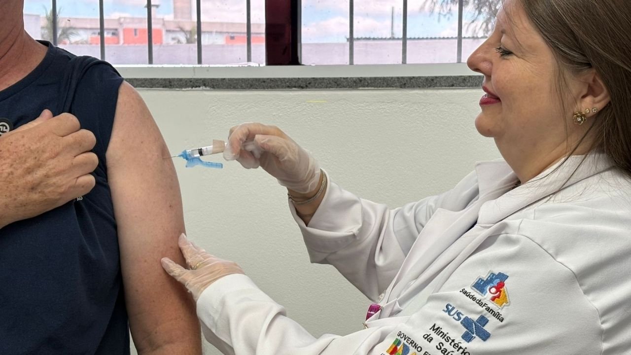 Dia D vacinação gripe Balneário Camboriú,vacina influenza BC SC,campanha vacinação gripe 2026,UBS Balneário Camboriú vacinação,saúde pública SC vacina gripe,vacinação grupos prioritários Brasil,influenza vacinação gratuita SC,calendário vacinação BC,prevenção gripe Santa Catarina,vacinação idosos crianças gestantes,campanha Ministério da Saúde gripe,unidades básicas saúde BC,vacinação sábado Balneário Camboriú,imunização influenza Brasil,campanha saúde pública BC