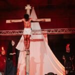 Teatro da Paixão de Cristo reúne comunidade salesiana em Itajaí com espetáculo aberto ao público