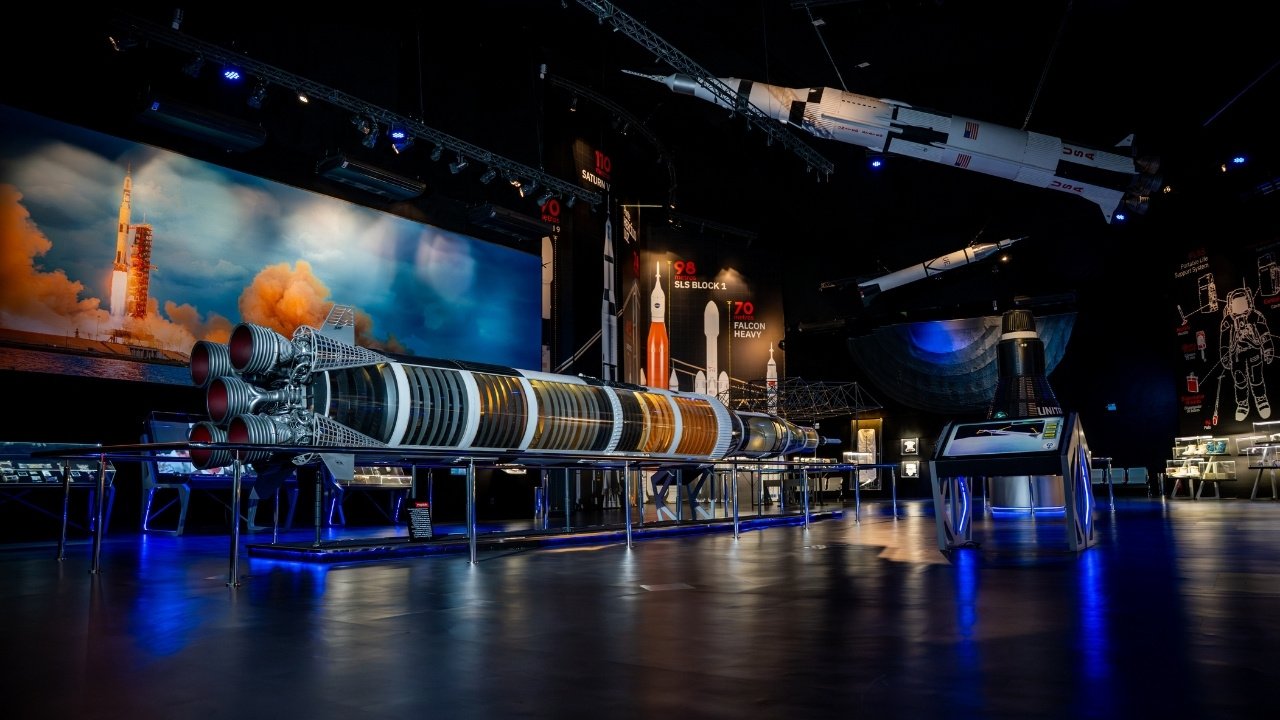 Artemis II missão NASA,fragmento da Lua Brasil,Space Adventure Balneário Camboriú,NASA exposição Santa Catarina,exploração espacial Brasil,Apollo 16 Charles Duke,Buzz Aldrin traje Apollo 11,Canela Space Adventure RS,turismo científico Brasil,tecnologia espacial NASA,missão Artemis II detalhes,exposição espaço Brasil,inovação ciência Brasil,planetário 4K Space Adventure,exploração lunar NASA,NASA Brasil exposição