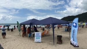 educação ambiental em Itajaí,Praia dos Molhes da Atalaia,Instituto Itajaí Sustentável INIS,Programa Bandeira Azul Itajaí,preservação ambiental em Santa Catarina,sustentabilidade nas praias de SC,balneabilidade Itajaí,Conecta.i aplicativo praia,turismo sustentável em Itajaí,gestão ambiental municipal,restinga preservação Itajaí,descarte correto de resíduos na praia,segurança na Praia dos Molhes da Atalaia,ações ambientais em Itajaí SC,certificação Bandeira Azul Santa Catarina,temporada de verão em Itajaí