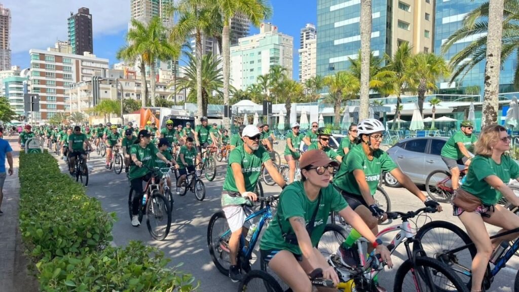 Passeio Ecobike Itapema,Ecobike Arteris SC,mil ciclistas Itapema,evento de mobilidade ativa Santa Catarina,Secretaria de Assistência Social de Itapema,doação de leite Itapema,neutralização de carbono evento esportivo,plantio de árvores Itapema SC,Pedala Brasil evento ciclístico,Arteris apoio esporte,Lei de Incentivo ao Esporte Brasil,Ministério do Esporte evento SC,sustentabilidade em Itapema,educação no trânsito infantil SC,evento inclusivo PCD ciclistas,Praça da Paz Itapema