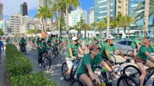 Passeio Ecobike Itapema,Ecobike Arteris SC,mil ciclistas Itapema,evento de mobilidade ativa Santa Catarina,Secretaria de Assistência Social de Itapema,doação de leite Itapema,neutralização de carbono evento esportivo,plantio de árvores Itapema SC,Pedala Brasil evento ciclístico,Arteris apoio esporte,Lei de Incentivo ao Esporte Brasil,Ministério do Esporte evento SC,sustentabilidade em Itapema,educação no trânsito infantil SC,evento inclusivo PCD ciclistas,Praça da Paz Itapema