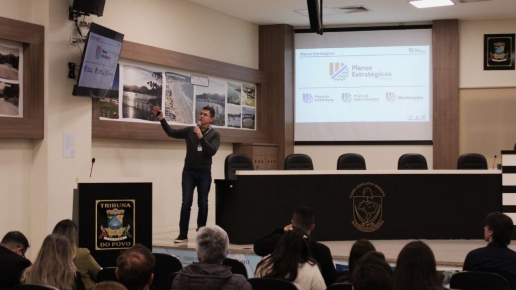 Audiência Pública em Itapema,Planos Estratégicos Itapema,Plano de Mobilidade Urbana Itapema,PlanMob Itapema SC,Plano de Ação Climática Itapema,PlanClima Itapema,planejamento urbano em Itapema,mobilidade urbana em Santa Catarina,políticas públicas Itapema SC,audiência pública Câmara Municipal de Itapema,desenvolvimento sustentável Itapema,ação climática municipal SC,revisão do PlanMob Itapema,participação popular Itapema,sustentabilidade urbana em Itapema,planos estratégicos municipais Santa Catarina