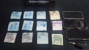 golpe bilhete premiado Balneário Camboriú,Polícia Militar SC prisão,estelionato Santa Catarina,crime Jaraguá do Sul golpe,segurança pública SC,prisão mulheres golpe SC,polícia combate estelionato,bilhete premiado como funciona,crime financeiro Brasil,Polícia Civil SC ocorrência,golpe dinheiro vítima SC,operação policial Balneário Camboriú,fraude bilhete premiado,segurança cidade Balneário Camboriú,ação policial SC