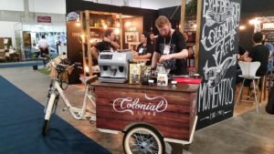 Colonial Café Brusque 45 anos,indústria de café Santa Catarina,empresa familiar café Brasil,rebranding Colonial Café,mercado de café Brasil tendências,café especial Santa Catarina,empreendedorismo Brusque SC,gestão familiar empresa café,história Colonial Café SC,inovação setor cafeeiro Brasil,café gourmet Brusque,expansão mercado café Brasil,consumo café Brasil hábitos,café orgânico Santa Catarina,Vale do Itajaí indústria café