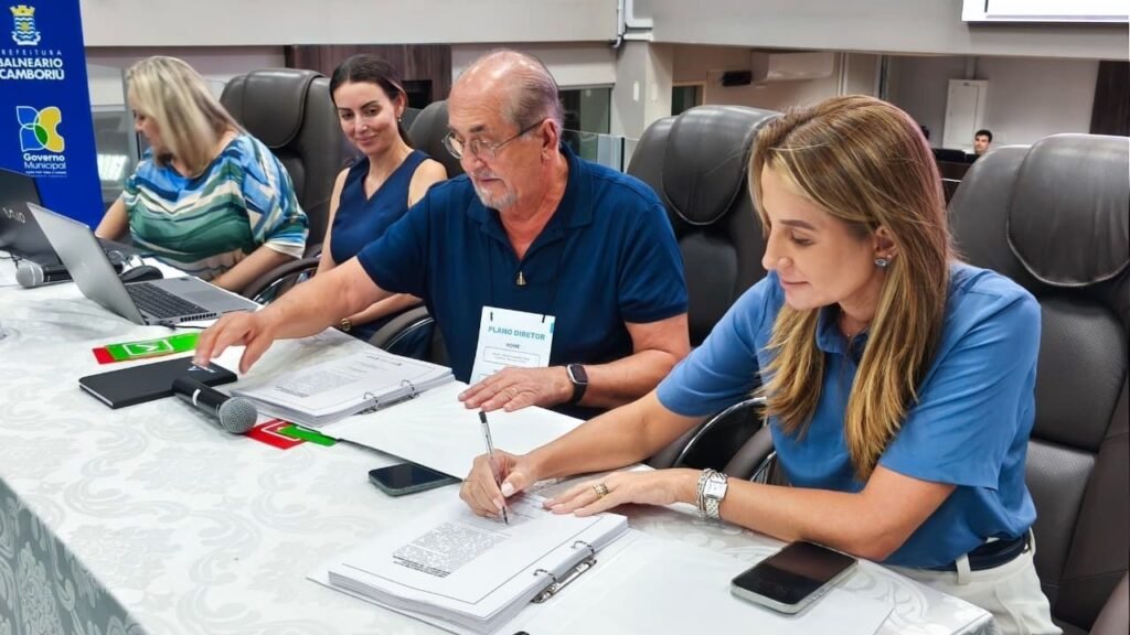 microzoneamento Balneário Camboriú,revisão do microzoneamento,plano diretor Balneário Camboriú,lei de parcelamento do solo,desenvolvimento urbano em Balneário Camboriú,planejamento urbano Santa Catarina,Câmara de Vereadores de Balneário Camboriú,Legislativo Municipal BC,outorga onerosa Balneário Camboriú,mobilidade urbana BC,crescimento urbano Balneário Camboriú,projeto de lei microzoneamento,revisão urbanística BC,política urbana Santa Catarina,gestão municipal Balneário Camboriú,expansão urbana BC