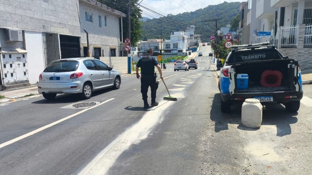 BC Trânsito Balneário Camboriú,derramamento de óleo pista,infração grave trânsito,multas trânsito SC,segurança viária Balneário Camboriú,fiscalização trânsito 2026,calcário absorção óleo,vazamento de óleo,retenção de veículo,Agentes de Trânsito BC,Secretaria de Obras Balneário Camboriú,CTB artigo 231,sinistros motociclistas,denúncias trânsito SC,controle de tráfego Balneário Camboriú