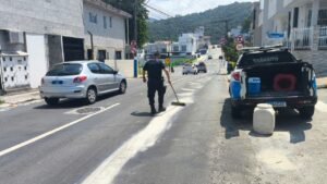 BC Trânsito Balneário Camboriú,derramamento de óleo pista,infração grave trânsito,multas trânsito SC,segurança viária Balneário Camboriú,fiscalização trânsito 2026,calcário absorção óleo,vazamento de óleo,retenção de veículo,Agentes de Trânsito BC,Secretaria de Obras Balneário Camboriú,CTB artigo 231,sinistros motociclistas,denúncias trânsito SC,controle de tráfego Balneário Camboriú