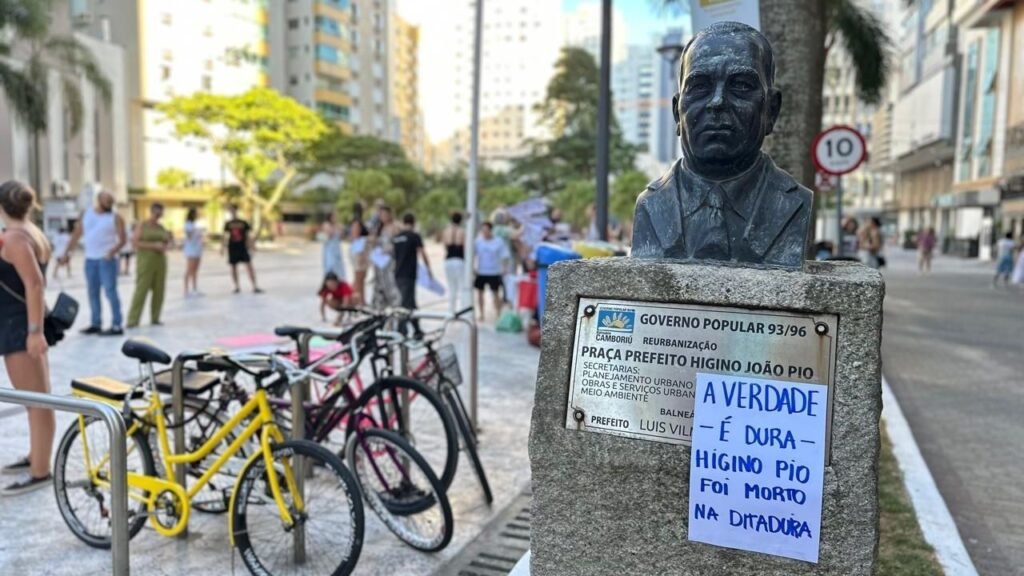 Dia Municipal da Democracia Balneário Camboriú,Higino João Pio,documentário Higino Pio Verdade Revelada,Câmara de Vereadores de Balneário Camboriú,primeiro prefeito Balneário Camboriú,ditadura militar Brasil,Comissão Nacional da Verdade,Conselho Nacional de Justiça CNJ,memória histórica Balneário Camboriú,perseguição política ditadura,ex-prefeito Higino Pio,política municipal Santa Catarina,democracia em Balneário Camboriú,Florianópolis 5º Distrito Naval,Comissão Estadual da Verdade SC,lei municipal 5.044/2025