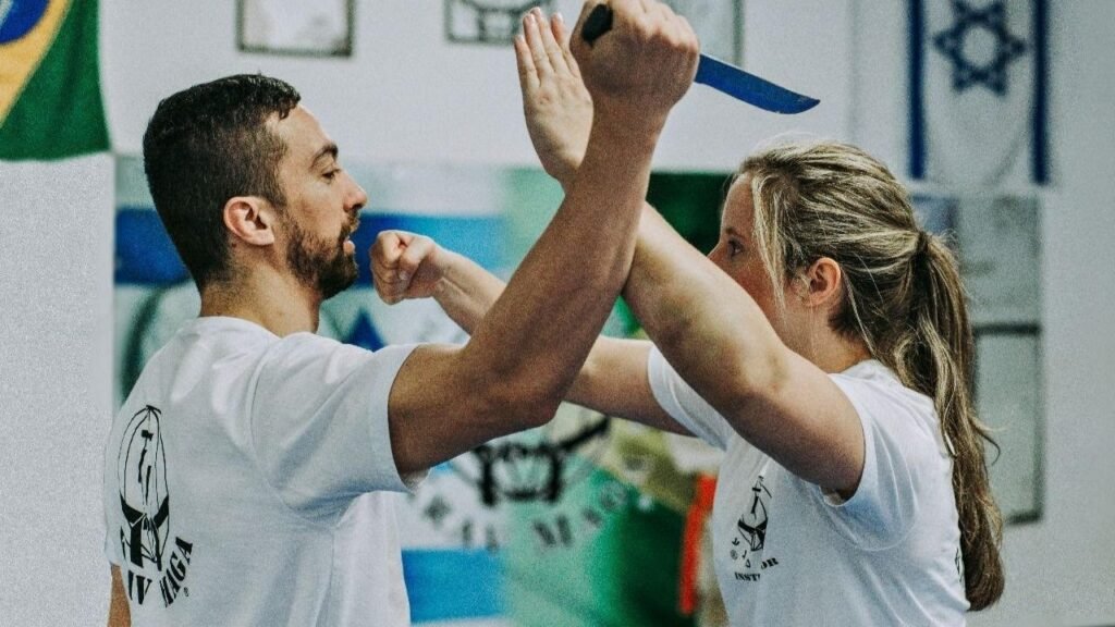 Federação Sul Americana de Krav Maga,Krav Maga Santa Catarina,defesa pessoal para mulheres SC,treino gratuito Krav Maga março,segurança pública mulheres Brasil,curso de defesa pessoal feminino,Krav Maga Florianópolis,Krav Maga Balneário Camboriú,Krav Maga Joinville,Krav Maga Blumenau,Krav Maga Palhoça,Grão Mestre Kobi Lichtenstein,Imi Lichtenfeld,treinamento corporativo defesa pessoal,aulas gratuitas Krav Maga SC,combate à violência contra a mulher,autoconfiança feminina defesa pessoal,Krav Maga Brasil