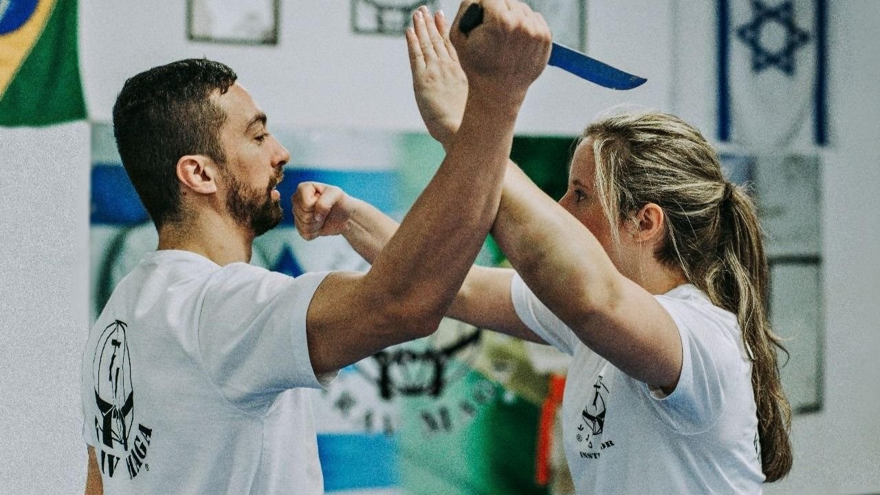 Federação Sul Americana de Krav Maga,Krav Maga Santa Catarina,defesa pessoal para mulheres SC,treino gratuito Krav Maga março,segurança pública mulheres Brasil,curso de defesa pessoal feminino,Krav Maga Florianópolis,Krav Maga Balneário Camboriú,Krav Maga Joinville,Krav Maga Blumenau,Krav Maga Palhoça,Grão Mestre Kobi Lichtenstein,Imi Lichtenfeld,treinamento corporativo defesa pessoal,aulas gratuitas Krav Maga SC,combate à violência contra a mulher,autoconfiança feminina defesa pessoal,Krav Maga Brasil