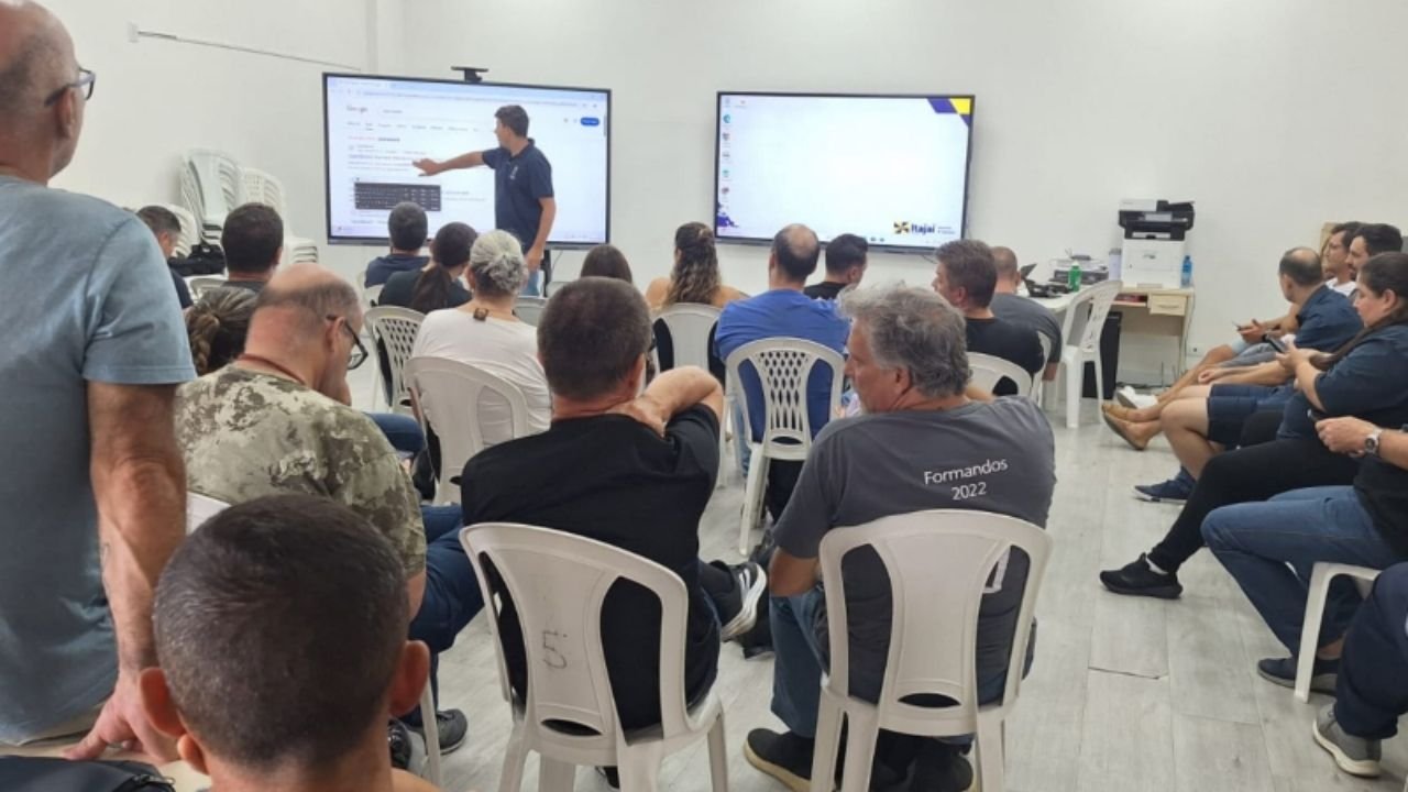 lousas digitais Itajaí,tecnologia educacional Itajaí,Secretaria de Educação Itajaí,inovação na educação Itajaí,Rede Municipal de Ensino Itajaí,formação de professores tecnologia,Sistema de Ensino Aprende Brasil,realidade aumentada educação,transformação digital nas escolas,ensino público Santa Catarina,capacitação professores Itajaí,tecnologias educacionais escolas públicas,modernização da educação Itajaí,educação digital Santa Catarina,ferramentas tecnológicas sala de aula