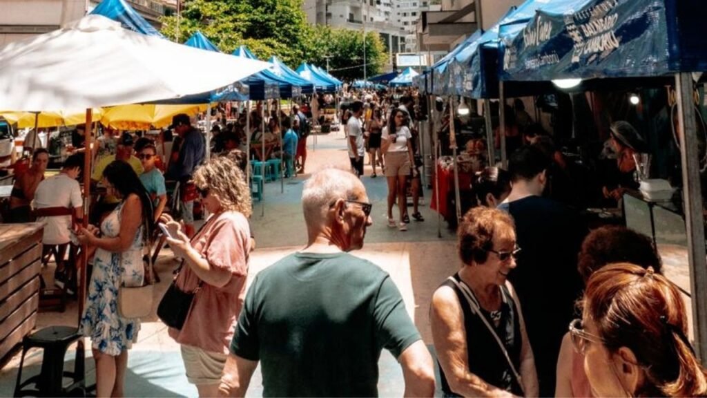 feira de domingo Balneário Camboriú,Praça da Bíblia feira,Bairro da Barra feira,mudança feira Páscoa,Fundação Cultural Balneário Camboriú,turismo Balneário Camboriú eventos,economia criativa SC,feirantes Balneário Camboriú,Praça do Pescador decoração Páscoa,eventos culturais SC,feira Centro Balneário Camboriú,programação domingo BC,produtores locais SC,gestão de eventos públicos,feiras municipais