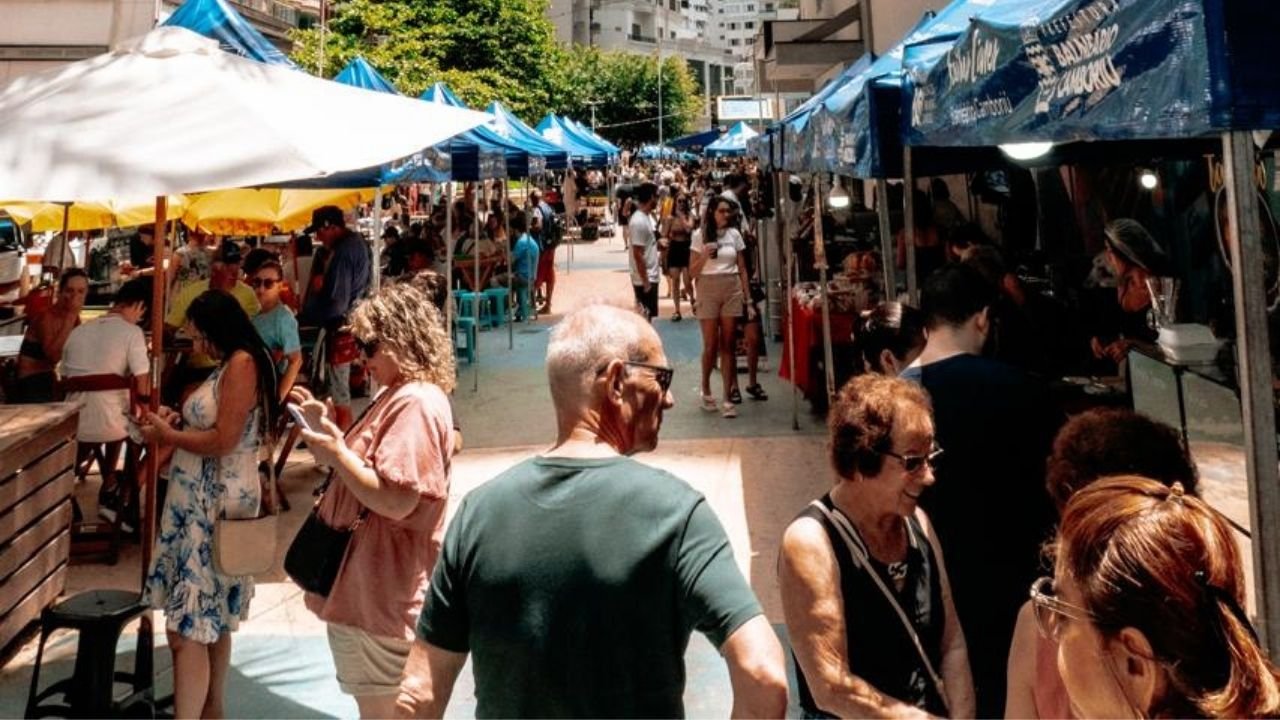 feira de domingo Balneário Camboriú,Praça da Bíblia feira,Bairro da Barra feira,mudança feira Páscoa,Fundação Cultural Balneário Camboriú,turismo Balneário Camboriú eventos,economia criativa SC,feirantes Balneário Camboriú,Praça do Pescador decoração Páscoa,eventos culturais SC,feira Centro Balneário Camboriú,programação domingo BC,produtores locais SC,gestão de eventos públicos,feiras municipais