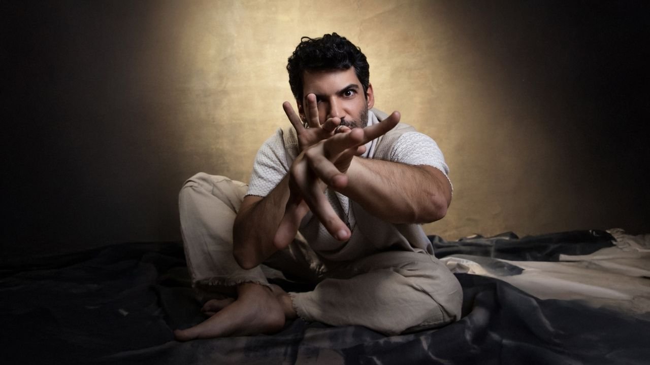 Festival de Curitiba espetáculo,O Sexo do Vento Dude São Thiago,teatro Curitiba programação,evento cultural Paraná,musical MPB teatro Brasil,espetáculo música e poesia,Dude São Thiago monólogo musical,cultura Curitiba eventos,teatro brasileiro contemporâneo,apresentações Curitiba abril,Festival de Curitiba 2026 programação,artes cênicas Paraná,música brasileira no teatro,evento cultural sul do Brasil,programação cultural Curitiba