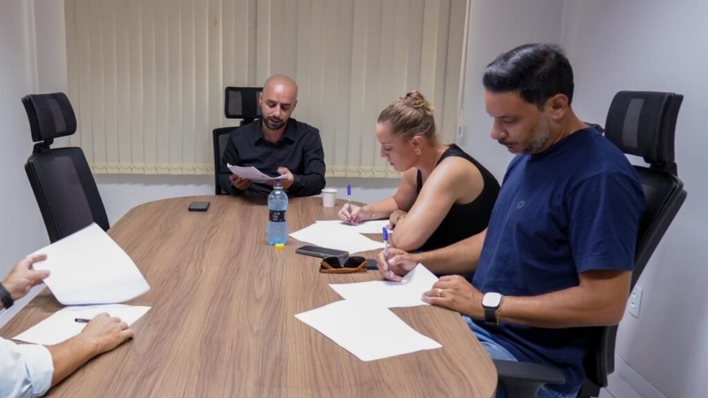 Câmara de Balneário Camboriú CJR,Programa Escola Mais Forte,projetos de lei Balneário Camboriú,educação pública SC,repasse direto escolas,legislação municipal Santa Catarina,comissão justiça redação SC,tramitação projetos lei municipal,políticas públicas educação,gestão escolar recursos diretos,infraestrutura escolar SC,vereadores Balneário Camboriú projetos,análise legislativa municipal,plenário câmara vereadores SC,administração pública educação