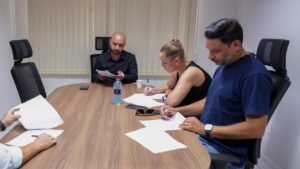 Câmara de Balneário Camboriú CJR,Programa Escola Mais Forte,projetos de lei Balneário Camboriú,educação pública SC,repasse direto escolas,legislação municipal Santa Catarina,comissão justiça redação SC,tramitação projetos lei municipal,políticas públicas educação,gestão escolar recursos diretos,infraestrutura escolar SC,vereadores Balneário Camboriú projetos,análise legislativa municipal,plenário câmara vereadores SC,administração pública educação