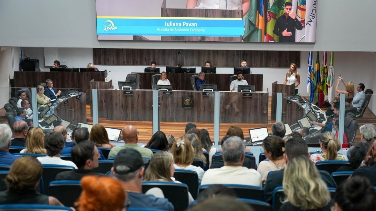 Câmara de Balneário Camboriú,sessão Câmara Balneário Camboriú março,Lei do Microzoneamento Balneário Camboriú,Lei de Uso e Ocupação do Solo BC,Projeto de Lei Complementar 2/2026,setor imobiliário Balneário Camboriú,planejamento urbano BC,Programa Empresa Nota 10,infraestrutura urbana Balneário Camboriú,projetos aprovados Câmara BC,Tribuna Livre Balneário Camboriú,política municipal Santa Catarina,desenvolvimento urbano BC,parcelamento do solo Balneário Camboriú,Avenida Prefeito Meirinho,Legislativo Balneário Camboriú