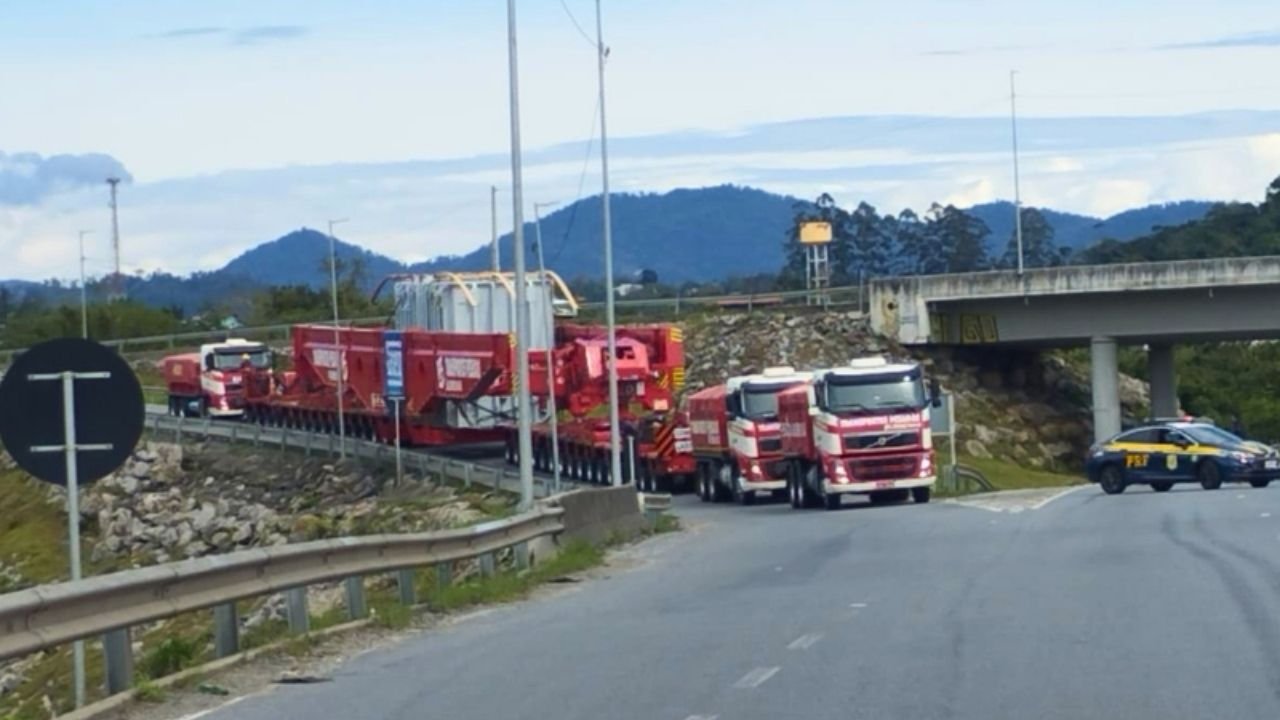 Codetran Itajaí escolta carga,trânsito Itajaí alterações,carga especial Santa Catarina,operação trânsito Itajaí hoje,bloqueios BR-101 Itajaí,logística transporte SC,mobilidade urbana Itajaí,rota alternativa Itajaí trânsito,Avenida Reinaldo Schmithausen interdição,transporte de carga pesada SC,trânsito noturno Itajaí,segurança viária Santa Catarina,desvio trânsito Itajaí,operação Codetran SC,impacto trânsito Itajaí