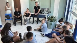 Procon Balneário Camboriú visita alunos,educação fiscal Balneário Camboriú,estudantes Procon SC,direitos do consumidor escola,programa educação financeira SC,consumo consciente alunos,Procon SC educação,políticas públicas educação SC,Balneário Camboriú escolas municipais,educação cidadã Brasil,defesa consumidor crianças,projeto educação fiscal 2025,gestão pública educação SC,ensino consumo consciente,visita técnica estudantes Procon