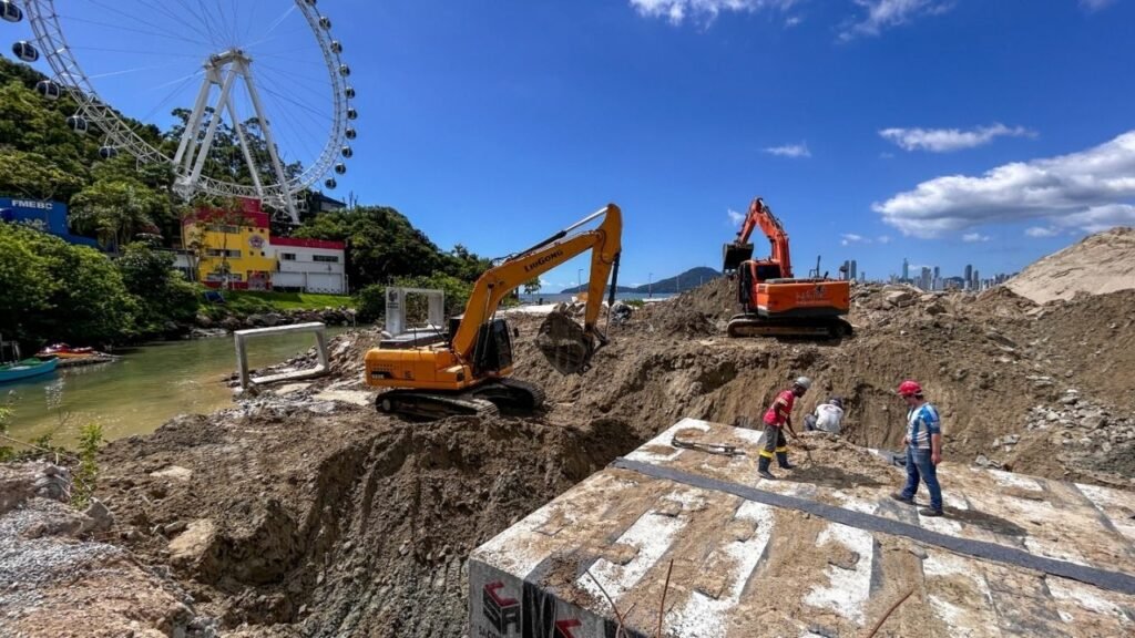 macrodrenagem Balneário Camboriú,obra molhe Pontal Norte,drenagem Praia Central BC,aduelas macrodrenagem BC,obra Canal do Marambaia,drenagem urbana Balneário Camboriú,prevenção alagamentos BC,obra orla Balneário Camboriú,galeria pluvial Praia Central,infraestrutura urbana BC