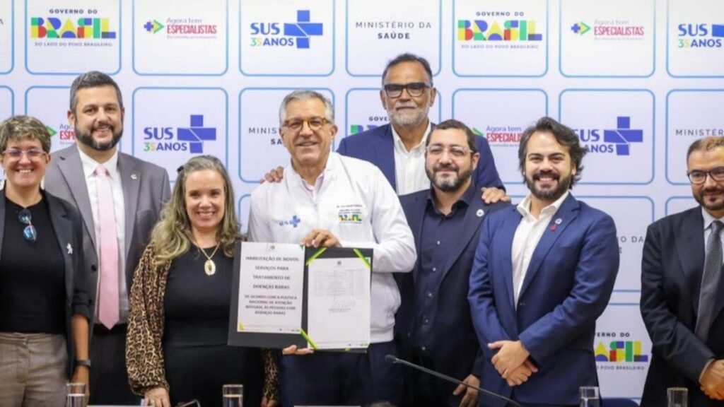 Governo do Brasil investimento saúde,Fiocruz terapia gênica,tratamento AME Brasil,Atrofia Muscular Espinhal Tipo 1,estudo clínico AME Brasil,medicina de precisão América Latina,SUS terapia inovadora,Ministério da Saúde doenças raras,Anvisa estudo clínico,Conitec incorporação tecnologia,Gemma Biotherapeutics transferência de tecnologia,Bio-Manguinhos Fiocruz,investimento federal saúde 122 milhões,produção nacional medicamentos raros,PDP medicamentos doenças raras,Embrapii terapias inovadoras,PDIL teste de exoma completo,política pública saúde Brasil