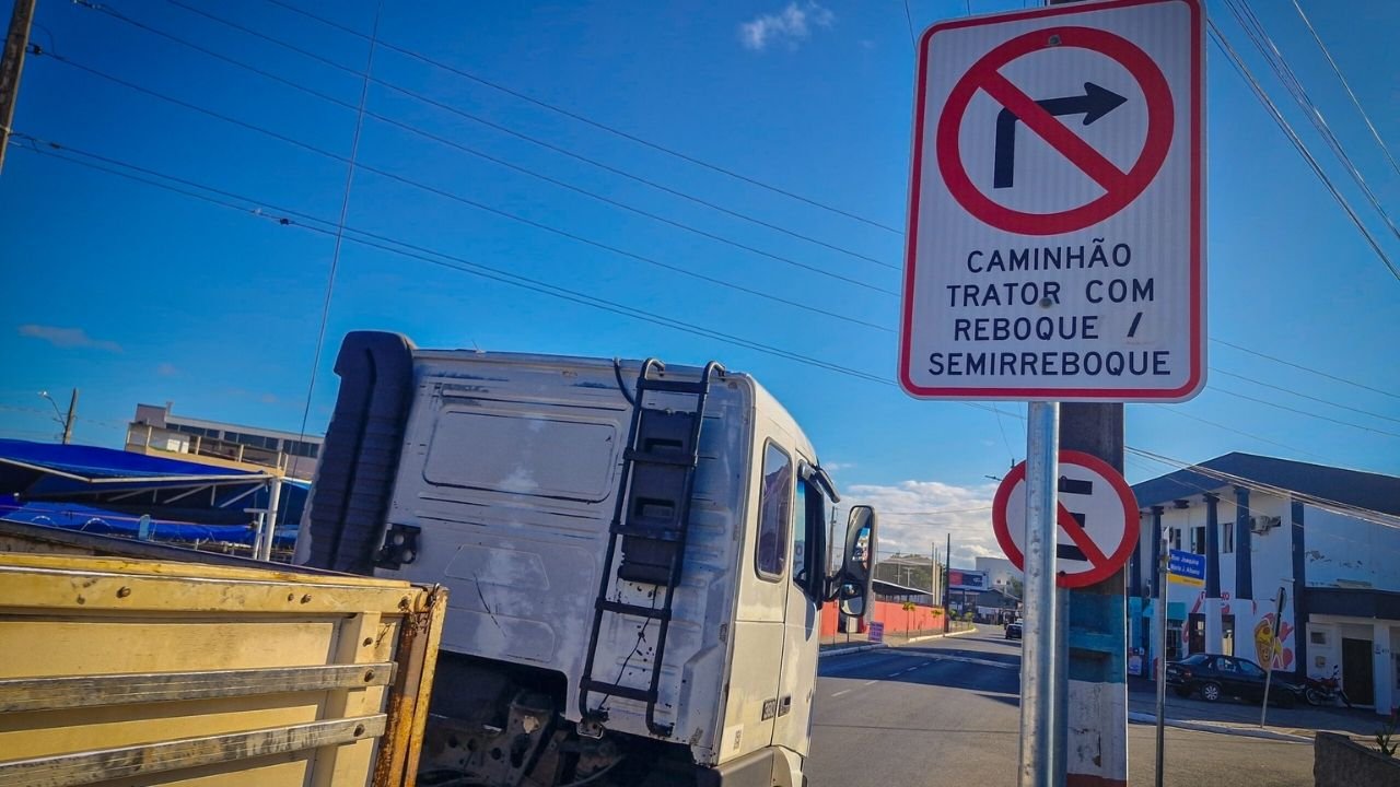 rota caminhões Navegantes,caminhões de contêineres Navegantes SC,trânsito em Navegantes Santa Catarina,logística portuária Navegantes,Navetran trânsito Navegantes,transporte de contêineres porto de Navegantes,decreto caminhões Navegantes,organização trânsito caminhões SC,mobilidade urbana Navegantes,segurança no trânsito Navegantes SC,corredor logístico Navegantes,regras caminhões contêineres Navegantes,porto de Navegantes logística,circulação caminhões Navegantes Santa Catarina,planejamento urbano trânsito Navegantes