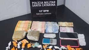 Operação Saturação Balneário Camboriú,Polícia Militar Balneário Camboriú operação,12º BPM Camboriú,segurança pública Balneário Camboriú SC,operação policial Camboriú Santa Catarina,tráfico de drogas Balneário Camboriú,policiamento ostensivo Santa Catarina,Polícia Militar de Santa Catarina operação,apreensão de drogas Camboriú SC,combate ao crime Balneário Camboriú,operação policial litoral norte SC,segurança em Camboriú Santa Catarina,ações da Polícia Militar SC,prisão por tráfico Balneário Camboriú,planejamento operacional 12º BPM