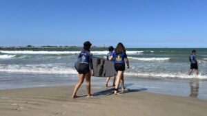 Escola de Surf Atalaia Itajaí,surf feminino Itajaí SC,Projeto Itajaí Surf,inclusão social através do esporte,surf para crianças Itajaí,Praia do Atalaia surf,esporte em Itajaí Santa Catarina,mulheres no surf Santa Catarina,projeto social surf Itajaí,educação e esporte Itajaí SC,jovens surfistas Itajaí,incentivo ao esporte feminino SC,surf feminino Brasil crescimento,iniciativas esportivas Itajaí,esporte e inclusão social Santa Catarina