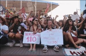 Movimento 8M Itajaí,ato Dia da Mulher Itajaí 2026,feminicídio Brasil dados 2025,violência de gênero Santa Catarina,manifestação mulheres Itajaí,Movimento Elas Itajaí,violência contra mulher Santa Catarina,feminicídio Balneário Camboriú Itajaí região,segurança pública violência contra mulher Brasil,protesto Dia Internacional da Mulher SC,direitos das mulheres Brasil políticas públicas,AMFRI violência de gênero,estatísticas feminicídio Brasil Ministério da Justiça,feminicídios Santa Catarina 2025,mobilização 8M Santa Catarina