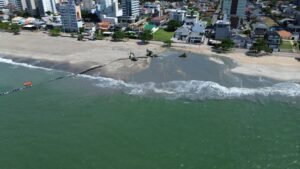 alargamento da Praia Central,Balneário Piçarras obras,alargamento da praia Balneário Piçarras,Praia Central Balneário Piçarras,obra da orla Balneário Piçarras,infraestrutura litoral Santa Catarina,turismo Balneário Piçarras,investimento praia Balneário Piçarras,draga Amazone obra praia,alargamento de faixa de areia SC,Ponta da Vigia Penha,urbanismo Balneário Piçarras,Fundo de Manutenção da Praia Fumpra,desenvolvimento turístico Santa Catarina,obras públicas Balneário Piçarras,revitalização da orla SC,projeto de alargamento da praia