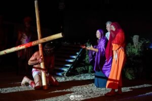 Paixão de Cristo Balneário Piçarras,teatro Paixão de Cristo Santa Catarina,espetáculo Paixão de Cristo Balneário Piçarras,Fundação Municipal de Cultura Balneário Piçarras,evento cultural Balneário Piçarras,peça teatral Paixão de Cristo 2026,teatro religioso Santa Catarina,Via Sacra encenação teatro,Centro de Eventos Balneário Piçarras espetáculo,Grupo Teatral Volta do Poço,Associação Filhos de Santo Antônio Balneário Piçarras,arrecadação alimentos Lar de Idosos Dona Zófia,cultura e teatro em Balneário Piçarras,artes cênicas Santa Catarina,espetáculo religioso Paixão de Cristo