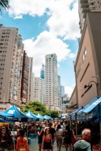 feira de domingo Balneário Camboriú,Praça da Bíblia feira,Bairro da Barra feira,mudança feira Páscoa,Fundação Cultural Balneário Camboriú,turismo Balneário Camboriú eventos,economia criativa SC,feirantes Balneário Camboriú,Praça do Pescador decoração Páscoa,eventos culturais SC,feira Centro Balneário Camboriú,programação domingo BC,produtores locais SC,gestão de eventos públicos,feiras municipais