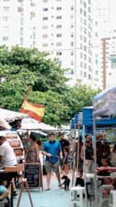 feira de domingo Balneário Camboriú,Praça da Bíblia feira,Bairro da Barra feira,mudança feira Páscoa,Fundação Cultural Balneário Camboriú,turismo Balneário Camboriú eventos,economia criativa SC,feirantes Balneário Camboriú,Praça do Pescador decoração Páscoa,eventos culturais SC,feira Centro Balneário Camboriú,programação domingo BC,produtores locais SC,gestão de eventos públicos,feiras municipais