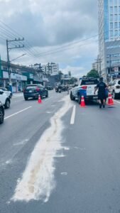 BC Trânsito Balneário Camboriú,derramamento de óleo pista,infração grave trânsito,multas trânsito SC,segurança viária Balneário Camboriú,fiscalização trânsito 2026,calcário absorção óleo,vazamento de óleo,retenção de veículo,Agentes de Trânsito BC,Secretaria de Obras Balneário Camboriú,CTB artigo 231,sinistros motociclistas,denúncias trânsito SC,controle de tráfego Balneário Camboriú