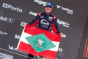 André Gaidzinski,piloto catarinense,Porsche Cup Brasil 2026,Autódromo Velocitta Mogi Guaçu,corrida Interlagos,pódio automobilismo SC,Savel Capital Partners,Fanatic Uniformes,turismo esportivo SC,corrida de carros SP,24 Horas de Le Mans,automobilismo internacional,etapa Portugal,pilotos brasileiros,elite Porsche Cup,esporte a motor SC,temporada automobilística 2026,campeonato automobilístico Brasil