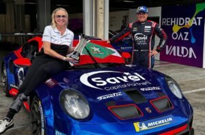André Gaidzinski,piloto catarinense,Porsche Cup Brasil 2026,Autódromo Velocitta Mogi Guaçu,corrida Interlagos,pódio automobilismo SC,Savel Capital Partners,Fanatic Uniformes,turismo esportivo SC,corrida de carros SP,24 Horas de Le Mans,automobilismo internacional,etapa Portugal,pilotos brasileiros,elite Porsche Cup,esporte a motor SC,temporada automobilística 2026,campeonato automobilístico Brasil