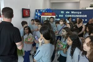 Procon Balneário Camboriú visita alunos,educação fiscal Balneário Camboriú,estudantes Procon SC,direitos do consumidor escola,programa educação financeira SC,consumo consciente alunos,Procon SC educação,políticas públicas educação SC,Balneário Camboriú escolas municipais,educação cidadã Brasil,defesa consumidor crianças,projeto educação fiscal 2025,gestão pública educação SC,ensino consumo consciente,visita técnica estudantes Procon