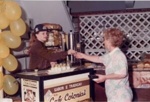 Colonial Café Brusque 45 anos,indústria de café Santa Catarina,empresa familiar café Brasil,rebranding Colonial Café,mercado de café Brasil tendências,café especial Santa Catarina,empreendedorismo Brusque SC,gestão familiar empresa café,história Colonial Café SC,inovação setor cafeeiro Brasil,café gourmet Brusque,expansão mercado café Brasil,consumo café Brasil hábitos,café orgânico Santa Catarina,Vale do Itajaí indústria café