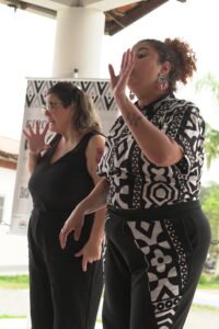 espetáculo Angola,lendas africanas Santa Catarina,cultura angolana Brasil,Ilhota teatro escolar,Timbó evento cultural,Guabiruba espetáculo gratuito,Projeto Baobá Itajaí,contação de histórias bilíngue,Libras teatro inclusão,cultura acessível SC,imigração angolana Itajaí,história de refugiados Angola Brasil,IZÔ Cultura espetáculo,Fundação Catarinense de Cultura,Prêmio Elisabete Anderle 2025,cultura negra Brasil,educação cultural escolas SC,teatro infantil Santa Catarina,circulação cultural SC,patrimônio cultural africano