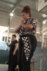 espetáculo Angola,lendas africanas Santa Catarina,cultura angolana Brasil,Ilhota teatro escolar,Timbó evento cultural,Guabiruba espetáculo gratuito,Projeto Baobá Itajaí,contação de histórias bilíngue,Libras teatro inclusão,cultura acessível SC,imigração angolana Itajaí,história de refugiados Angola Brasil,IZÔ Cultura espetáculo,Fundação Catarinense de Cultura,Prêmio Elisabete Anderle 2025,cultura negra Brasil,educação cultural escolas SC,teatro infantil Santa Catarina,circulação cultural SC,patrimônio cultural africano