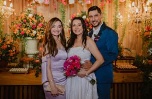 estilista Laurentino SC,Greicy de Andrade vestido noiva,moda festa Santa Catarina,vestido noiva feito à mão,costura sob medida SC,Alto Vale do Itajaí moda,estilista catarinense destaque,vestido noiva 20 horas,confecção vestidos festa SC,mercado moda catarinense,empreendedorismo feminino moda,ateliê Laurentino expansão,moda personalizada Brasil,estilista Blumenau vestidos,crescimento moda festa SC