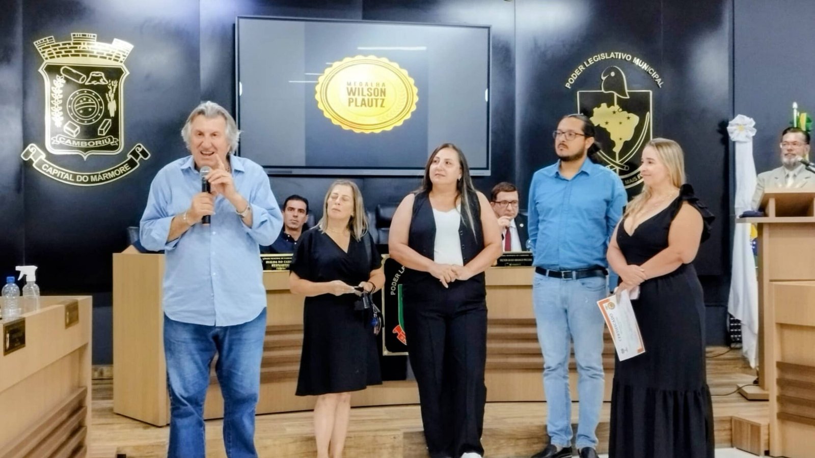 Medalha Wilson Plautz Camboriú,homenagem Camboriú SC,Câmara de Vereadores Camboriú evento,Prefeitura de Camboriú premiação,Leonel Pavan Camboriú,instituições Camboriú SC,desenvolvimento social Camboriú,reconhecimento municipal SC,eventos Camboriú Santa Catarina,cultura e história Camboriú,Fundação Cultural Camboriú,sociedade Camboriú SC,premiação municipal Camboriú,lideranças comunitárias SC,homenagem cidadãos Camboriú