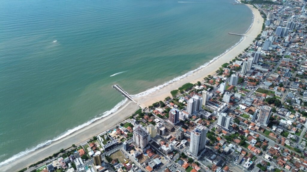 Balneário Piçarras nova orla,Conexão BP programação,alargamento faixa de areia Piçarras,turismo Balneário Piçarras SC,obra orla Santa Catarina,evento Dia do Trabalhador Piçarras,infraestrutura urbana Piçarras,Praia Central Balneário Piçarras,investimento orla SC,programação cultural Piçarras,show Bonde do Forró Piçarras,desenvolvimento urbano litoral SC,lazer Balneário Piçarras evento,economia turismo Piçarras,revitalização orla SC