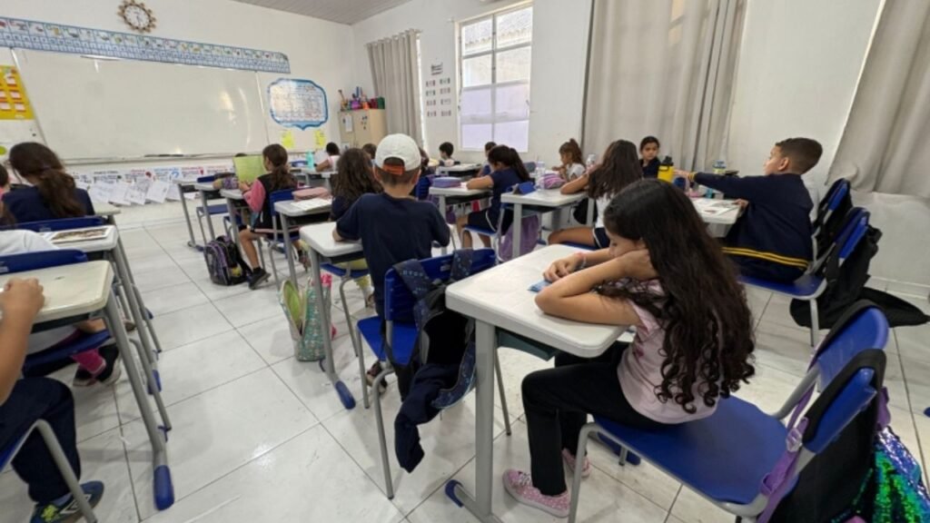 concurso de redação Itajaí,estudantes rede municipal Itajaí,visita embaixadores Itajaí,Fragatas Classe Tamandaré SC,educação Itajaí SC,Prefeitura de Itajaí concurso,projeto Base Industrial de Defesa,BID Brasil Itajaí,redação escolar SC,evento internacional Itajaí,Secretaria de Educação Itajaí alunos,desenvolvimento econômico Itajaí,Invest Itajaí S.A projeto,participação estudantil SC,ensino fundamental Itajaí