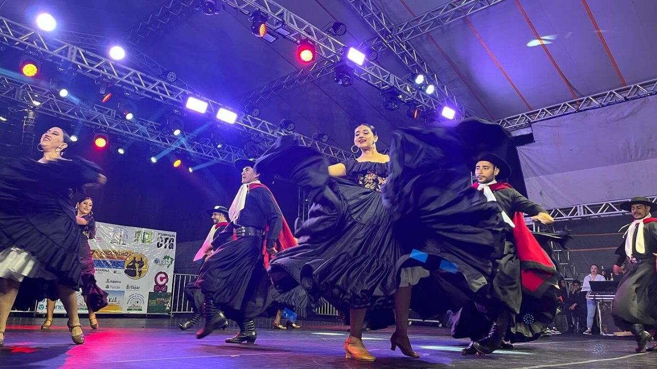 Encontro Internacional de Etnias Itapema,evento cultural Itapema SC,folclore internacional Santa Catarina,programação cultural Itapema 2026,Praça da Paz evento Itapema,grupos internacionais cultura Brasil,turismo cultural Itapema,apresentações folclóricas SC,evento gratuito Itapema cultura,intercâmbio cultural Brasil,Grupo Tropeiros do Litoral,AIFL Internacional evento,cultura mundial Itapema,eventos abril Santa Catarina,festival cultural Itapema