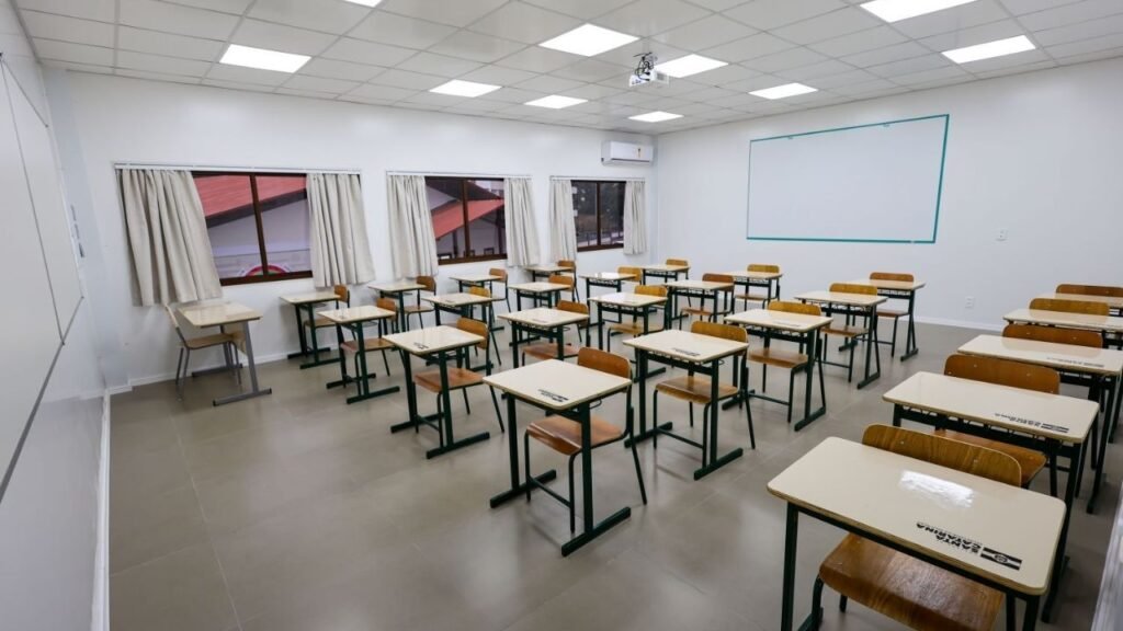 Escola Boa Santa Catarina,obras escolas SC 2026,infraestrutura escolar Santa Catarina,investimentos educação SC,Governo SC obras escolas,SED Santa Catarina projetos,escolas públicas reforma SC,educação tecnologia SC,chromebooks escolas SC,internet escolas Santa Catarina,transporte escolar SC ônibus,ginásios escolares SC,modernização ensino público SC,desenvolvimento educação Brasil,políticas públicas educação SC