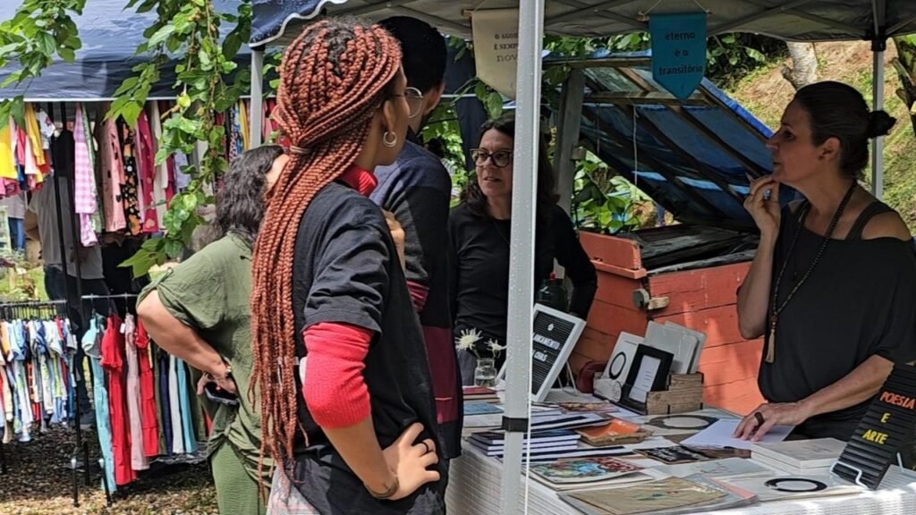Feira Embaúba Navegantes,evento cultural Navegantes SC,arte impressa Santa Catarina,literatura independente Navegantes,feira de livros Navegantes,projeto Um rio de histórias SC,cultura em Navegantes evento,Miniteia Foz do Vale programação,Pontão de Cultura Caracol projeto,eventos culturais Santa Catarina abril,Praça dos Emancipadores Navegantes evento,escritores independentes SC,produção editorial independente Brasil,Fundação Catarinense de Cultura PNAB,Ministério da Cultura incentivo cultural